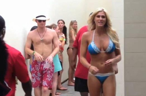 Scandale en Angleterre après la publication des photos du prince Harry nu (VIDEO)