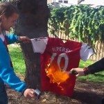 Van Persie signe à Manchester U, des supporters d&rsquo;Arsenal brûlent son maillot (VIDEO)