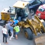 Ivre, il détruit 7 voitures avec un bulldozer (VIDEO)