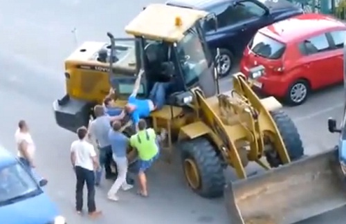 Ivre, il détruit 7 voitures avec un bulldozer (VIDEO)