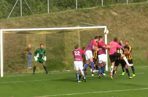 Foot : un gardien égalise dans les arrêts de jeu grâce à un ciseau ! (VIDEO)