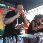 Il mange 191 ailes de poulet en 12 minutes (VIDEO)