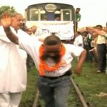 Un indien tire une locomotive de 40 tonnes avec ses cheveux (VIDEO)