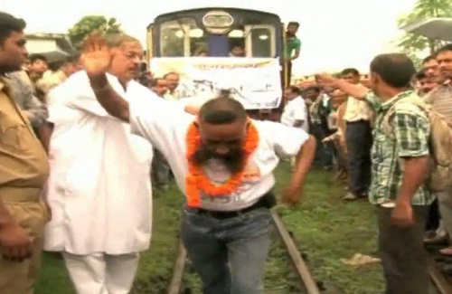 Un indien tire une locomotive de 40 tonnes avec ses cheveux (VIDEO)
