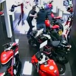 Des voleurs pas très doués s&rsquo;attaquent à une concession de motos en pleine journée (VIDEO)