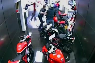 Des voleurs pas très doués s&rsquo;attaquent à une concession de motos en pleine journée (VIDEO)