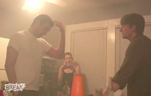 L&rsquo;idiot du jour : il demande à son pote de lui casser une bouteille sur la tête (VIDEO)