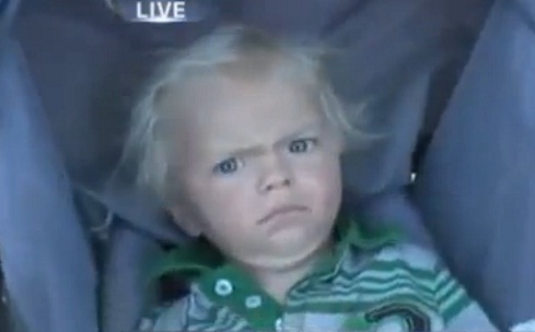 Un bébé effrayé par un journaliste (VIDEO)