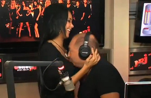 Cauet fait un bloublou à Nabilla de Hollywood Girls (VIDEO)