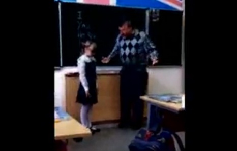 Russie : Humiliée par son prof, une petite écolière se venge en… ! (VIDEO)