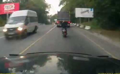 Choc : elle s’endort sur son scooter (VIDEO)