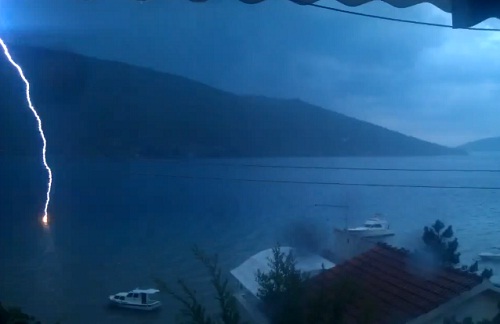 Coup de foudre en pleine mer (VIDEO)