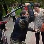 Russie : une manifestante violemment frappée à la tête par un policier (VIDEO)