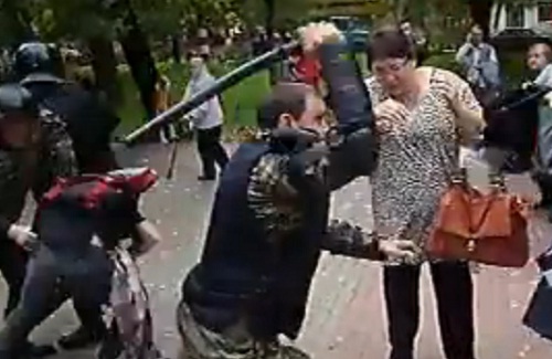 Russie : une manifestante violemment frappée à la tête par un policier (VIDEO)