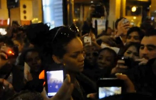 Rihanna provoque une « émeute » à la Gare du Nord (VIDEO)