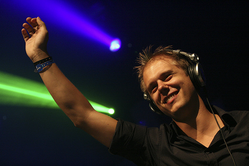 Armin van Buuren élu meilleur DJ du monde (VIDEO)