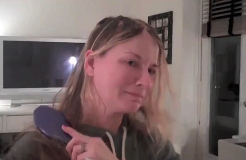 Atteinte d&rsquo;un cancer, elle filme ses cheveux qui tombent (VIDEO)