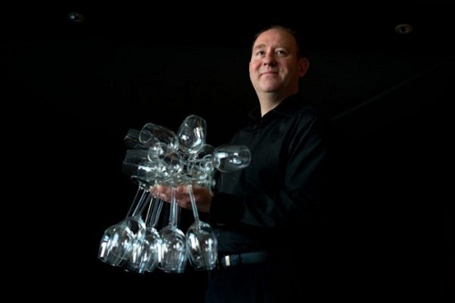 51 verres à vin dans une seule main (VIDEO)