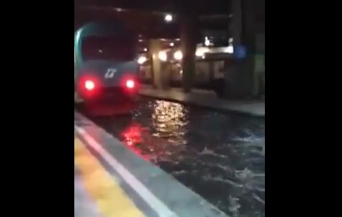 Le métro de Naples inondé après un violent orage (VIDEO)