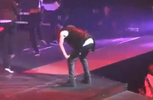 Justin Bieber vomit sur scène (VIDEO)