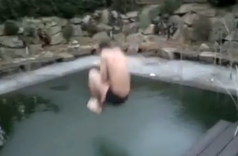 L&rsquo;idiot du jour : saute &laquo;&nbsp;dans&nbsp;&raquo; une piscine gelée (VIDEO)