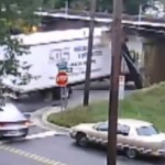 Le pont qui n&rsquo;aime pas les camions (VIDEO)