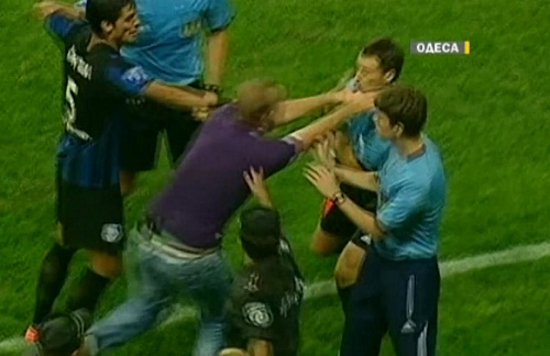 Ukraine : Un supporter descend sur le terrain et attaque un arbitre (VIDEO)