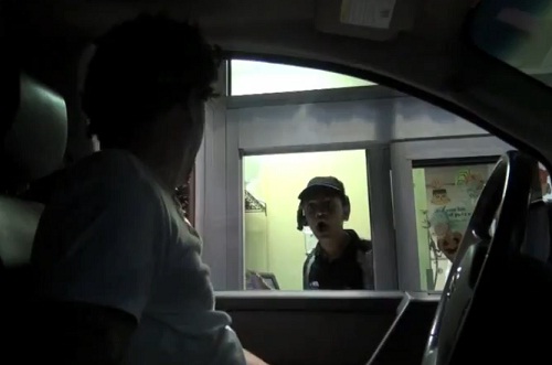 Halloween : un zombie au Drive (VIDEO)