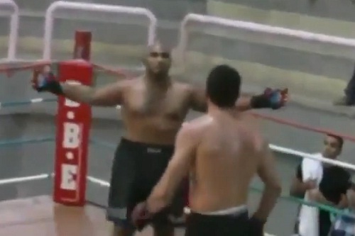 Un boxeur mis K.O. après l&rsquo;avoir bien cherché ! (VIDEO)