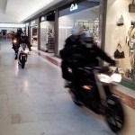 Londres : braquage en moto dans un centre commercial (VIDEO)