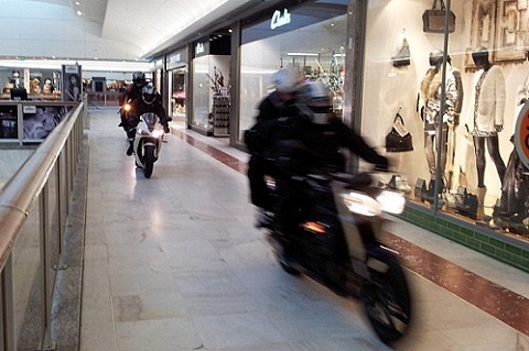 Londres : braquage en moto dans un centre commercial (VIDEO)