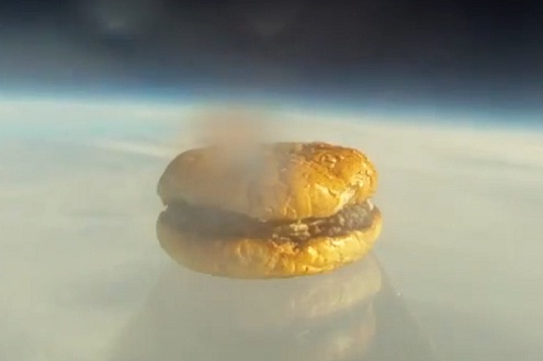 Un hamburger dans l&rsquo;espace (VIDEO)