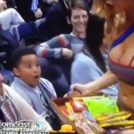 NBA : Enfant subjugué par le décolleté d&rsquo;une hôtesse (VIDEO)