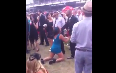 Une femme ivre agresse des spectateurs (VIDEO)