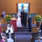Un intrus ruine une cérémonie de mariage (VIDEO)