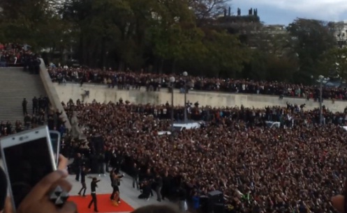 Plus de 20.000 personnes dansent le Gangnam Style à Paris (VIDEO)