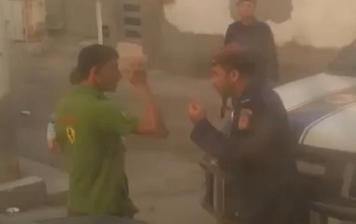 Bahreïn : un policier gifle un homme lors d’un contrôle d’identité (VIDEO)
