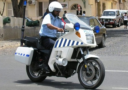 Motard de la police vs dos d&rsquo;âne (VIDEO)