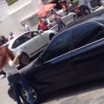 Une femme trompée détruit la voiture de son mari à coups de marteau (VIDEO)