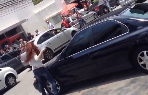 Une femme trompée détruit la voiture de son mari à coups de marteau (VIDEO)