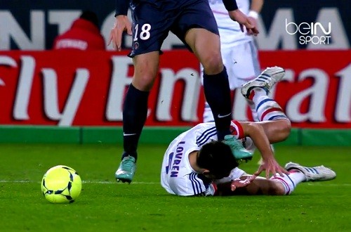 PSG-Lyon : Ibrahimovic s’essuie les crampons sur le visage de Lovren (VIDEO)