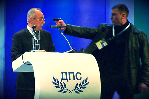 Il tente de tuer un homme politique en plein discours (VIDEO)