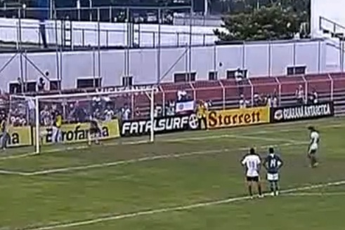 Il arrête 4 penalties dans le même match (VIDEO)