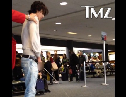 Un acteur de « Twilight » urine dans d’un aéroport (VIDEO)