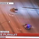 USA : Il filme une course poursuite à la télé quand… (VIDEO)