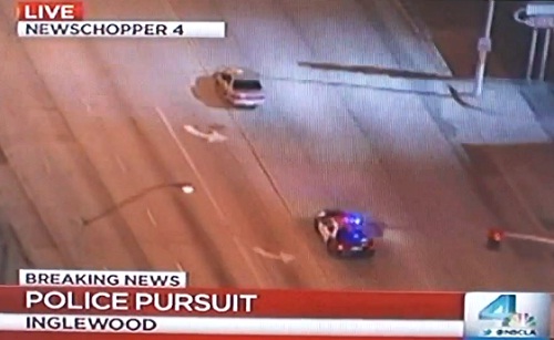 USA : Il filme une course poursuite à la télé quand… (VIDEO)