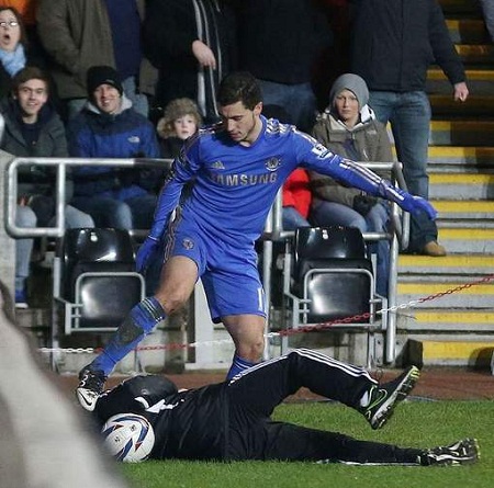 Chelsea : Eden Hazard frappe un ramasseur de balle (VIDEO)