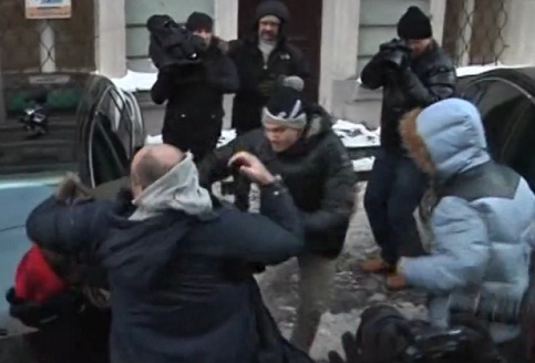 Homosexualité en Russie : des militants passés à tabac devant la Douma (VIDEO)