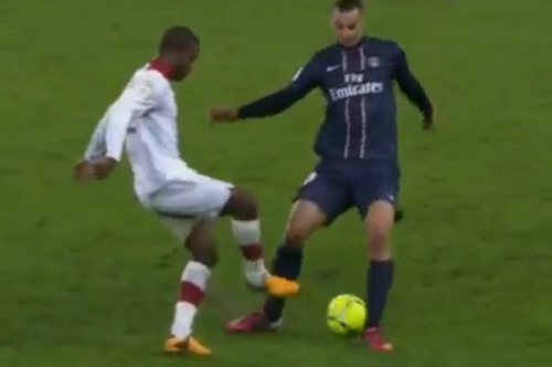 PSG-Lille : Ibrahimovic se fait zlataner par Chedjou (VIDEO)