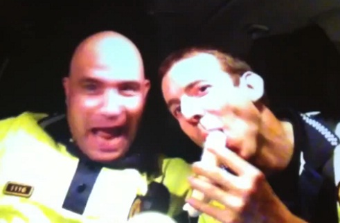 Espagne : 2 policiers suspendus pour s’être filmés lors d’une patrouille (VIDEO)